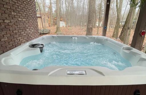 East Stroudsburg Casa | Poconos Chalet -Kayaks- HotTub-Karaoke-Lake