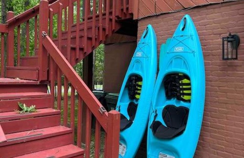 East Stroudsburg Casa | Poconos Chalet -Kayaks- HotTub-Karaoke-Lake