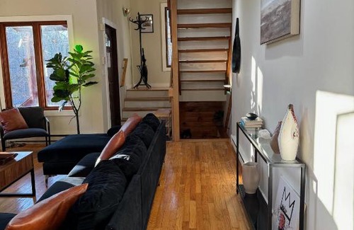 East Stroudsburg Casa | Poconos Chalet -Kayaks- HotTub-Karaoke-Lake
