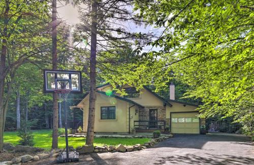 Tobyhanna Casa | Poconos Cottage with Sauna about 10 Mi to Camelback!