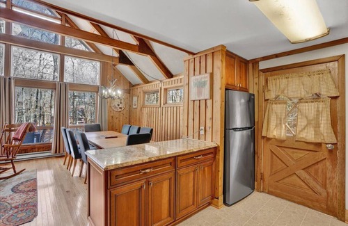 Locust Lake Village Chalet De Esquí | Poconos Dream Home: Chalet with Game Room/Hot Tub/Fireplace/Lake Access