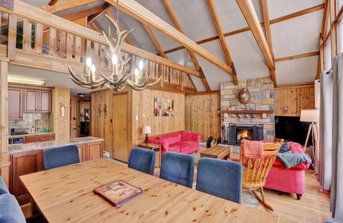 Locust Lake Village Chalet De Esquí | Poconos Dream Home: Chalet with Game Room/Hot Tub/Fireplace/Lake Access