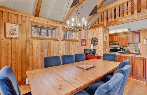 Locust Lake Village Chalet De Esquí | Poconos Dream Home: Chalet with Game Room/Hot Tub/Fireplace/Lake Access