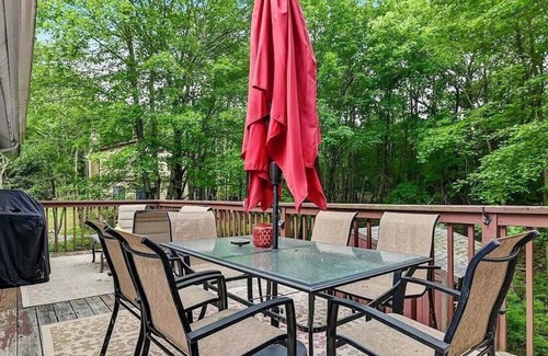 Briar Crest Woods Casa | Poconos Getaway with Hot Tub-Close to Attractions, Perfect for Family & Friends!