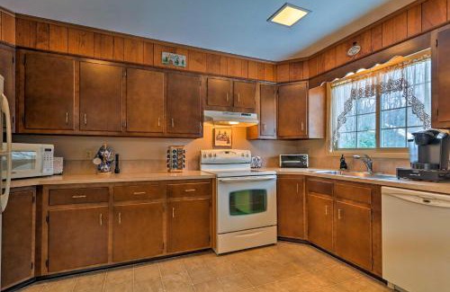Lake Harmony Estates Casa | Poconos Home with Deck Walk to Lake Harmony!