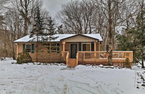 Lake Harmony Estates Casa | Poconos Home with Deck Walk to Lake Harmony!
