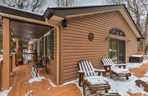 Lake Harmony Estates Casa | Poconos Home with Deck Walk to Lake Harmony!