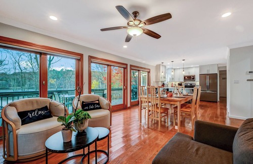 East Stroudsburg Cabina | Poconos Idyllic Lakefront House 12ppl Gameroom Hot Tub Firepit