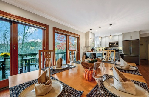 East Stroudsburg Cabina | Poconos Idyllic Lakefront House 12ppl Gameroom Hot Tub Firepit