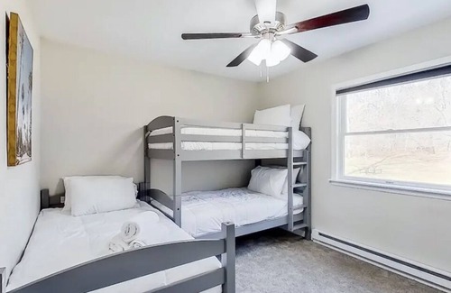 Stroudsburg Villa | Poconos Mountain mins to Camelback Ski Game room.
