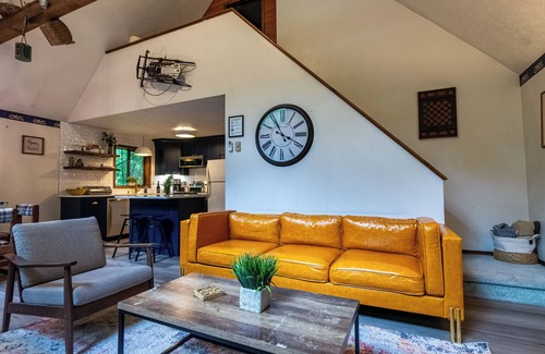 Pocono Lake Cabina | Poconos Retreat: Hot Tub, Game Room, Lakes, Beaches & Family Fun