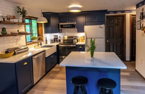 Pocono Lake Cabina | Poconos Retreat: Hot Tub, Game Room, Lakes, Beaches & Family Fun