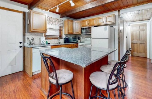 Albrightsville Casa | Poconos Retreat Zip Lines Snow Sports