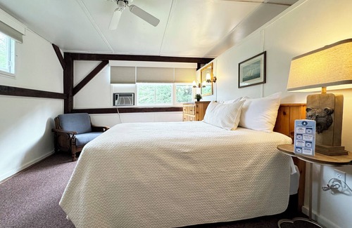 Reeders Casa | Poconos Rustic 2BR in the Poconos on Private Resort