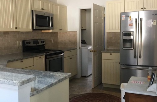Canadensis Cabaña | Poconos townhouse w/fire place, gameroom & deck (sleeps up to 16 &Pet-friendly)