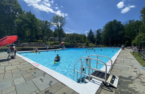 Canadensis Cabaña | Poconos townhouse w/fire place, gameroom & deck (sleeps up to 16 &Pet-friendly)