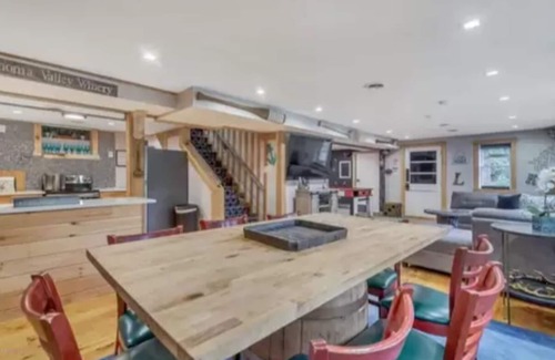 East Stroudsburg Casa | Poconos Vacation Home For Rent - Creekside Retreat With Inground Pool & Hot Tub.