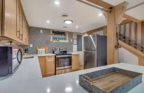 East Stroudsburg Casa | Poconos Vacation Home For Rent - Creekside Retreat With Inground Pool & Hot Tub.