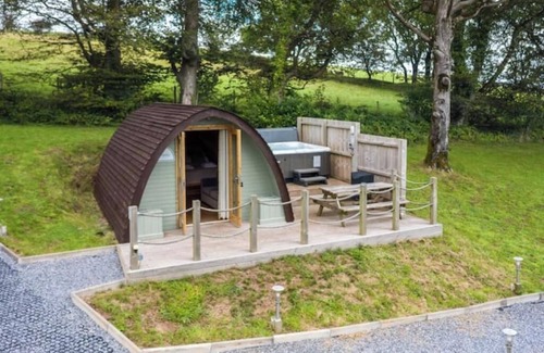 Laugharne Casa | Pods @ Broadway Standard with hot tub