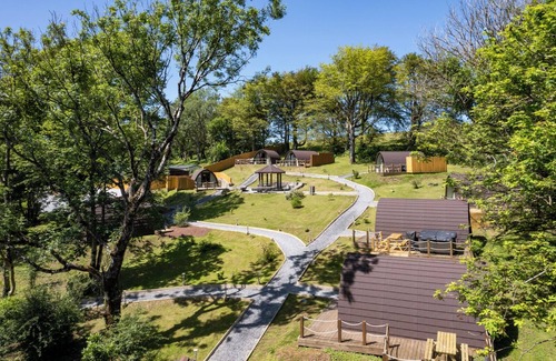 Laugharne Casa | Pods @ Broadway Standard with hot tub