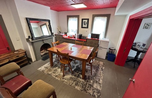 Milford Casa | Poe Themed Home Close to Beaches and DE Turf