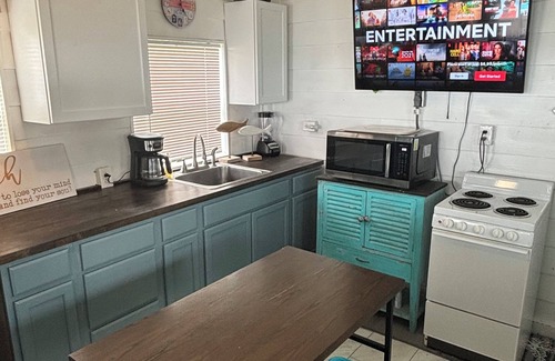 Cedar Lane Cabina | "Pogue Life" Intercoastal Fishing Camp with boat lift Sargent, Texas