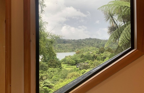 Lake Tarawera Casa | Relájese con comodidad en nuestra casa del lago bien equipada.