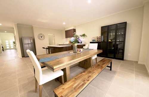 Point Cook Casa | Point Cook 6 BRM 4-Bathroom House for Big Group