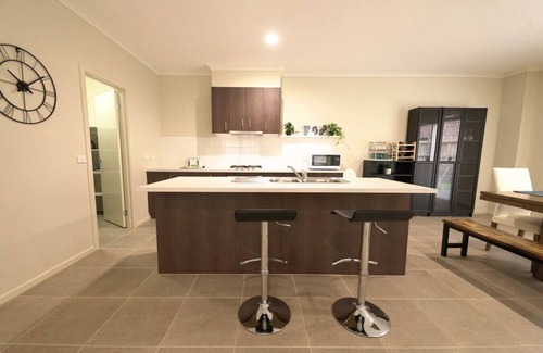 Point Cook Casa | Point Cook 6 BRM 4-Bathroom House for Big Group