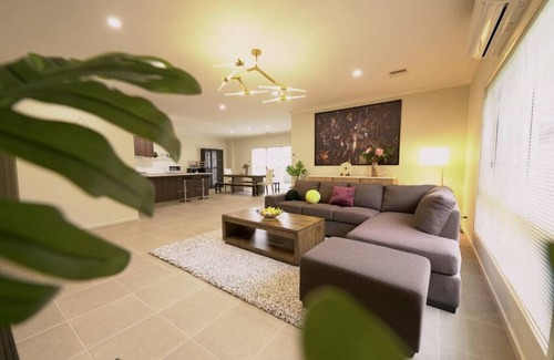 Point Cook Casa | Point Cook 6 BRM 4-Bathroom House for Big Group