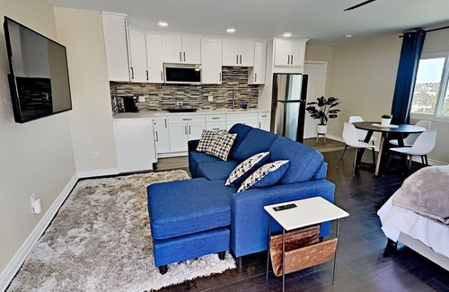 Point Loma Heights Casa | Point Loma 2nd Floor Guest House with view Near Beaches