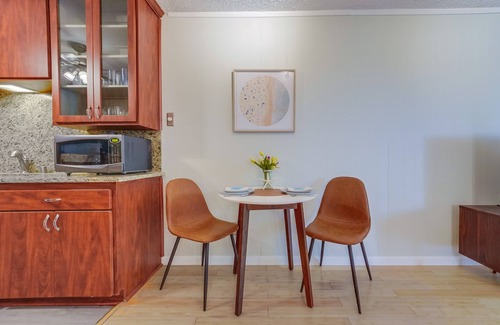 Point Loma Heights Apartamento | Point Loma Retreat - 1 BD apartment with swimming pool, pool table and gym equipment.