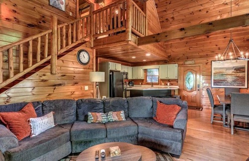 Ridgeline Vistas Cabina | Points of View - Mountain View | Pet Friendly | Hot Tub | Pool Table | Air Hockey | Fire Pit