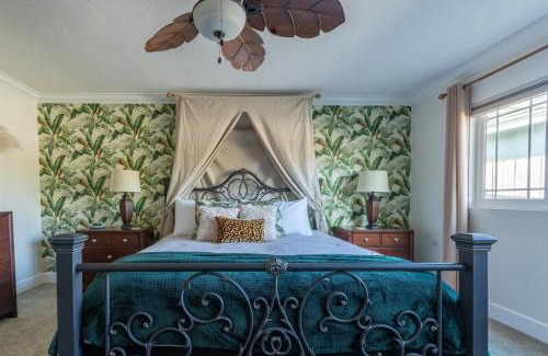 North Clairemont Casa | Poker and Golf Club, Stream movies & Sports