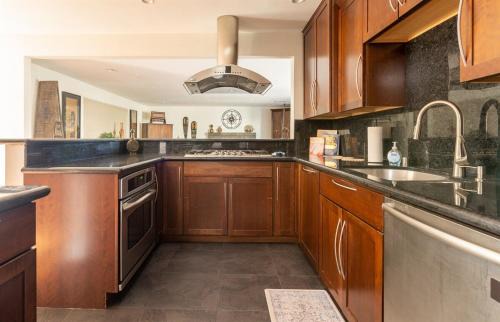 North Clairemont Casa | Poker and Golf Club, Stream movies & Sports