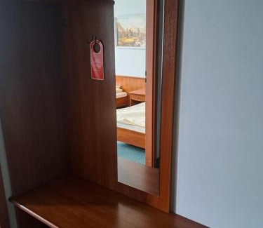 Tomaszow Mazowiecki Apartamento | Pokoj dwuosobowy z łazienka osobne łózka