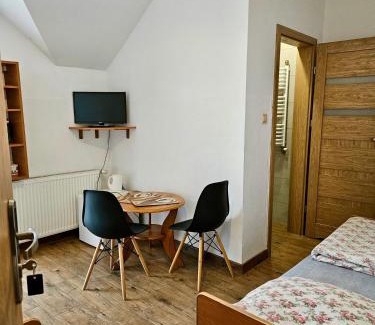 Zloty Potok Casa | Pokoje Gościnne Złoty Potok Jura Krakowsko Częstochowska Dom w zaciszu podwórka