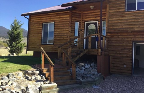 Polaris Casa | Polaris Paradise Elkhorn, Entire Townhouse in scenic Polaris, MT