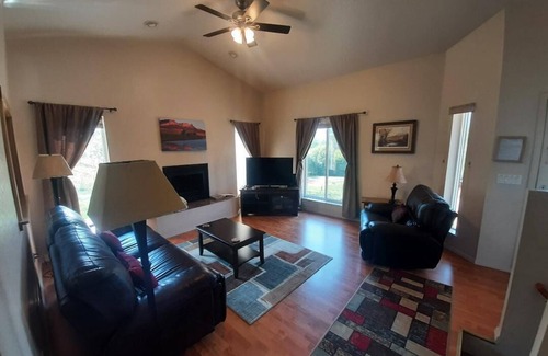 Polaris Casa | Polaris Paradise Maverick, Entire townhouse in scenic Polaris, MT