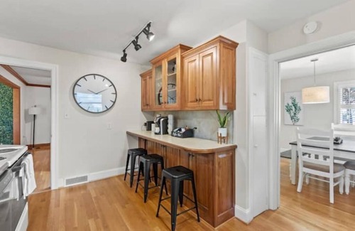 Winston - Salem Casa | Polo Comfort SunRoom, 3BR - WFU