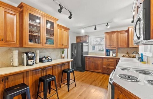 Winston - Salem Casa | Polo Comfort SunRoom, 3BR - WFU