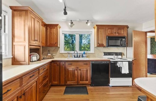 Winston - Salem Casa | Polo Comfort SunRoom, 3BR - WFU
