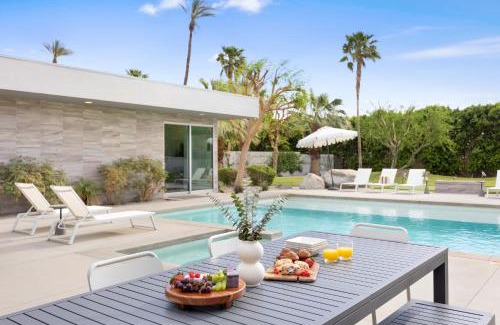 La Quinta Casa | Polo Villa 2 by AvantStay Entertainer's Backyard w Vball Court, Pool & Spa 260-314 6 Bedrooms
