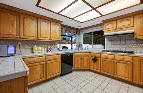 Simi Valley Casa | Iconic Poltergeist Movie Home – Premium Stay with Pool, Hot Tub, Fire Pit & More