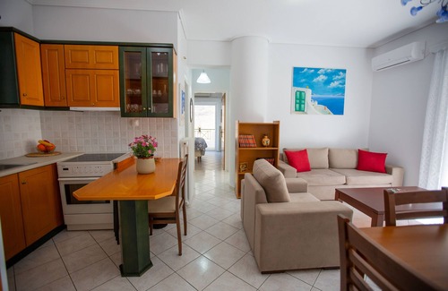 Gefira Mpania Apartamento | Poly's charming home - City center & near the beach 2bedroom apartment