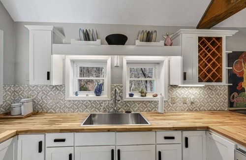 Weaverville Casa | Pond and Hot Tub and Firepit Retreat