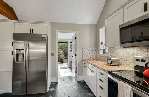 Weaverville Casa | Pond and Hot Tub and Firepit Retreat