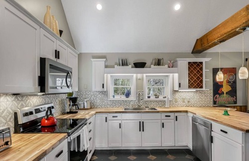 Weaverville Casa | Pond and Hot Tub and Firepit Retreat