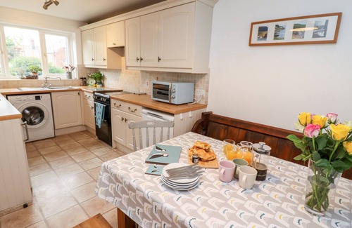 Hinderwell Cabaña | POND FARM VIEW, family friendly, with open fire in Hinderwell