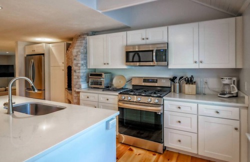Yarmouth Port Casa | Pond front Home close to Yarmouth & Dennis Beaches